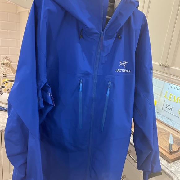 Brand New Men’s Arcteryx Alpha SV in Vitality Blue! I did take the tags off! - Picture 2 of 8